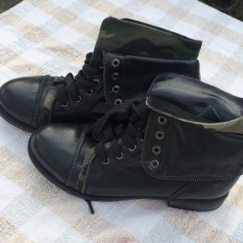 Sketchers combat boots faux leather black camo